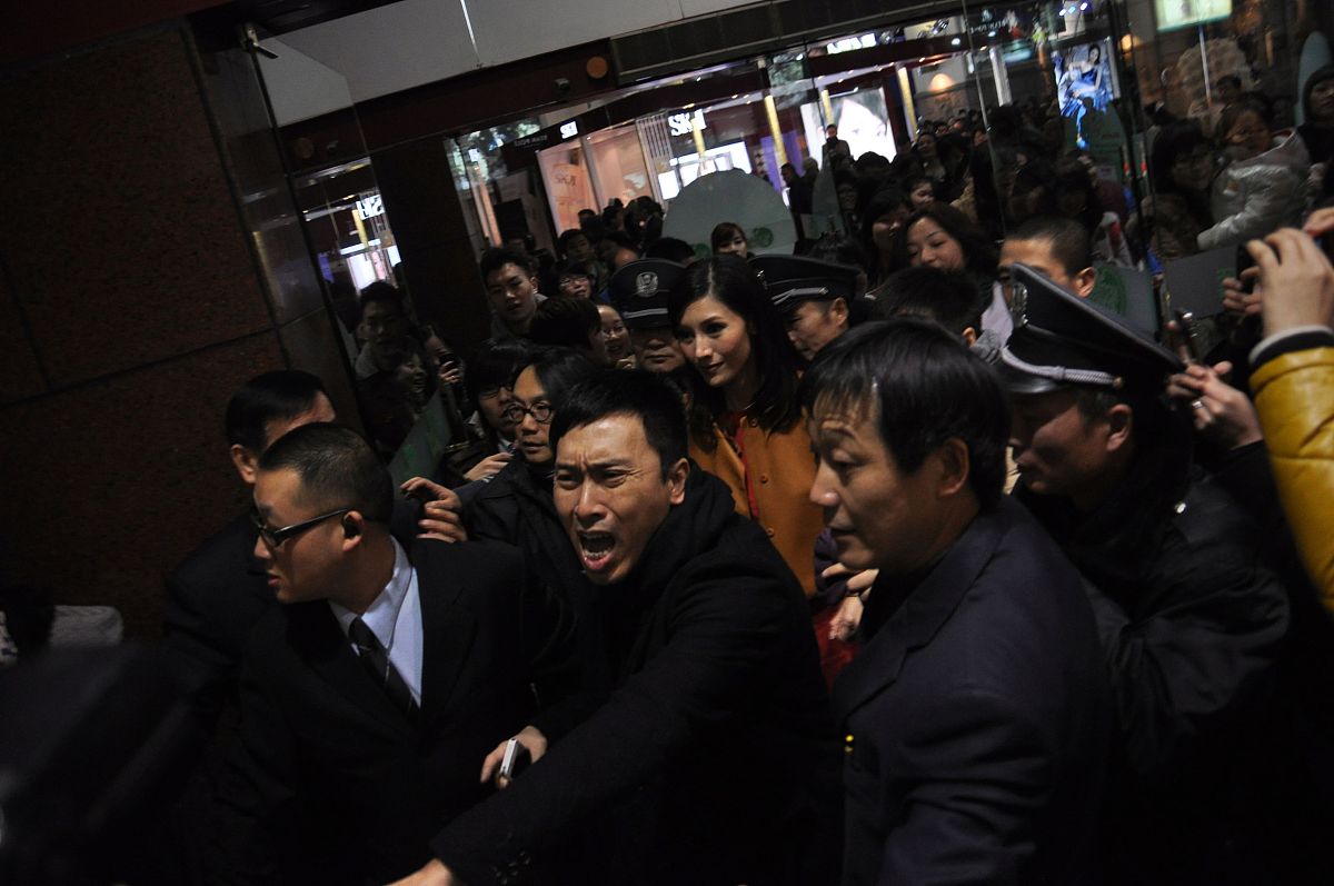 2012年3月10日,上海,李嘉欣现身某商场引起混乱.  李嘉欣+++_+++国内