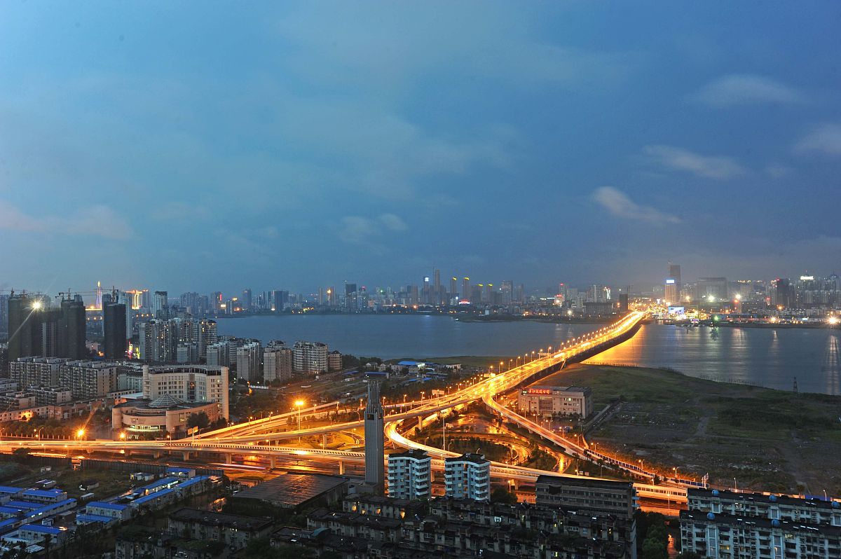 2012年7月12日傍晚,雨后的江城浮云涌动,高楼林立.+++_+++武汉,楼市,