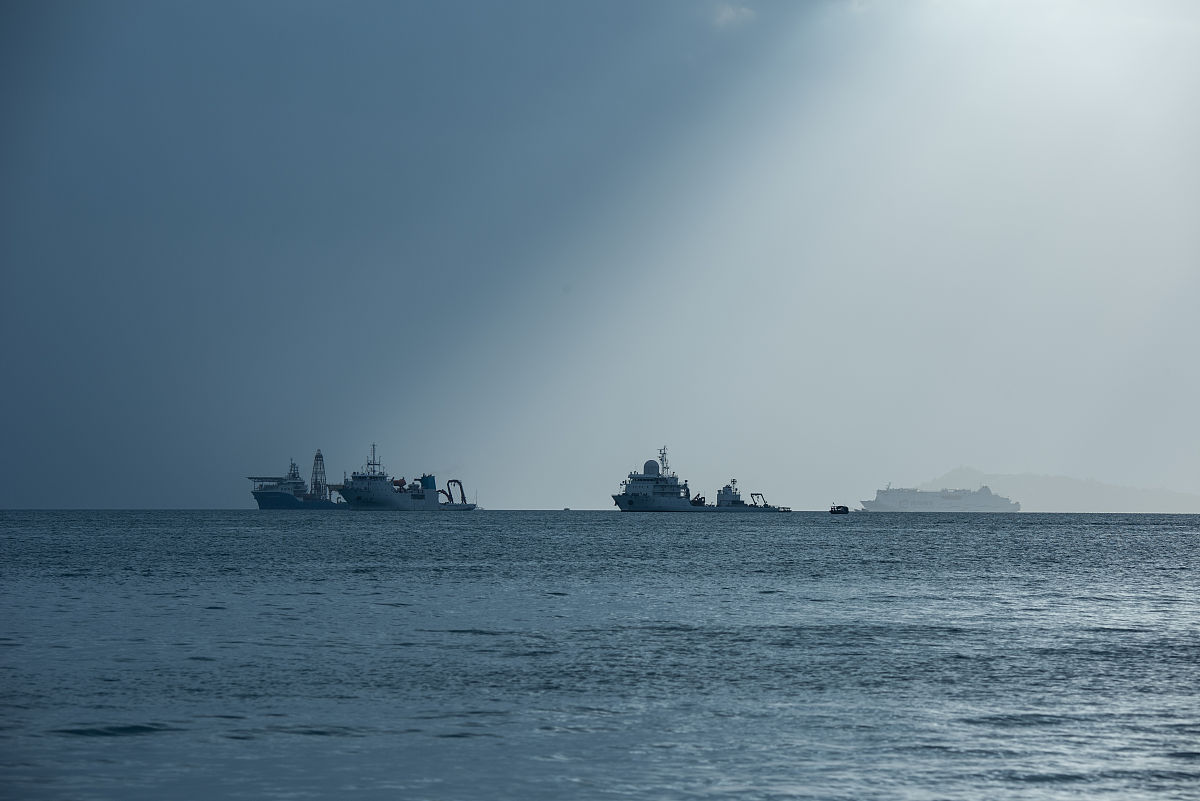 2021年11月17日,海南三亚,三亚湾上空现云隙光,厚重的云中射出太阳光