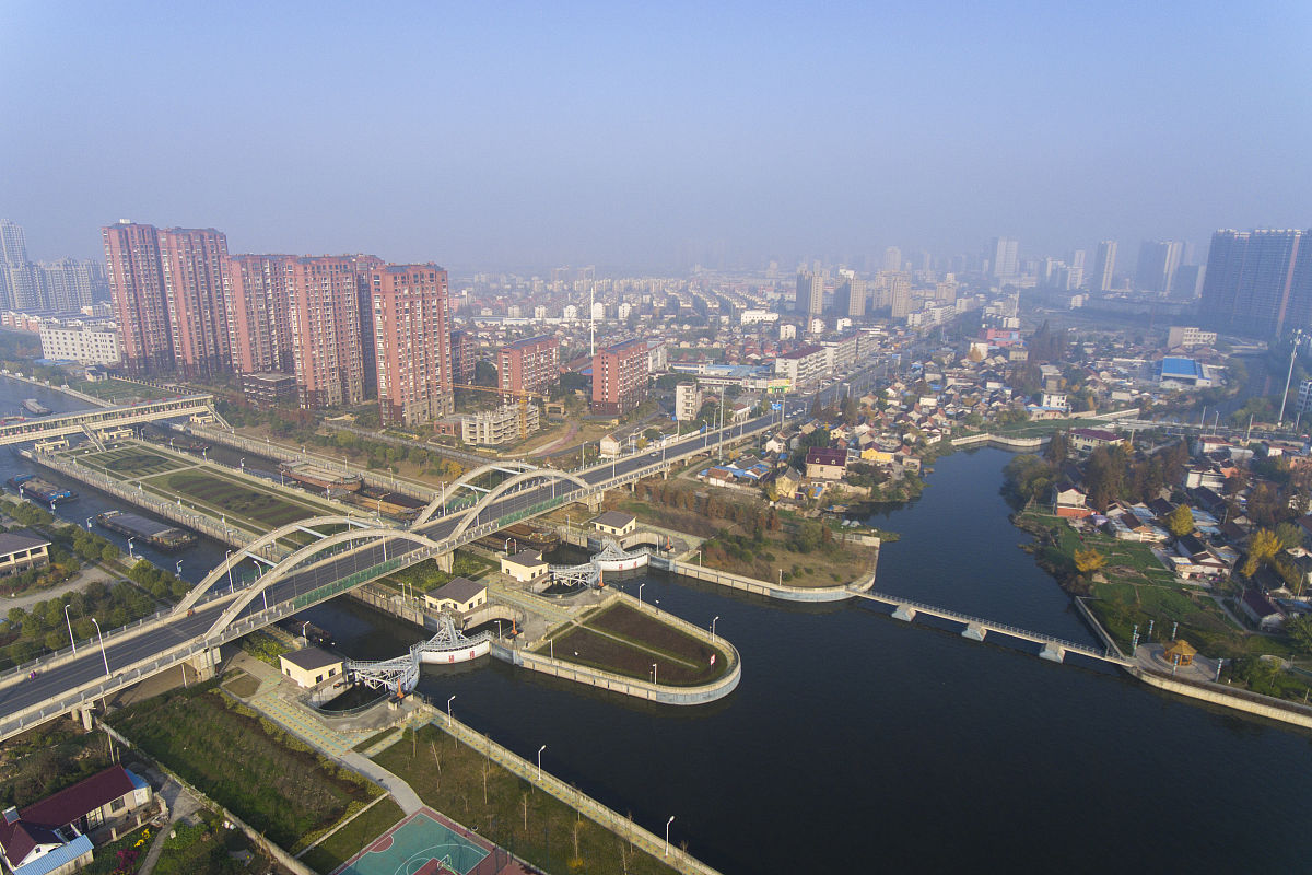 2018年11月27日,江苏南通地区连续被大雾笼罩,无人机航拍运输船只通过