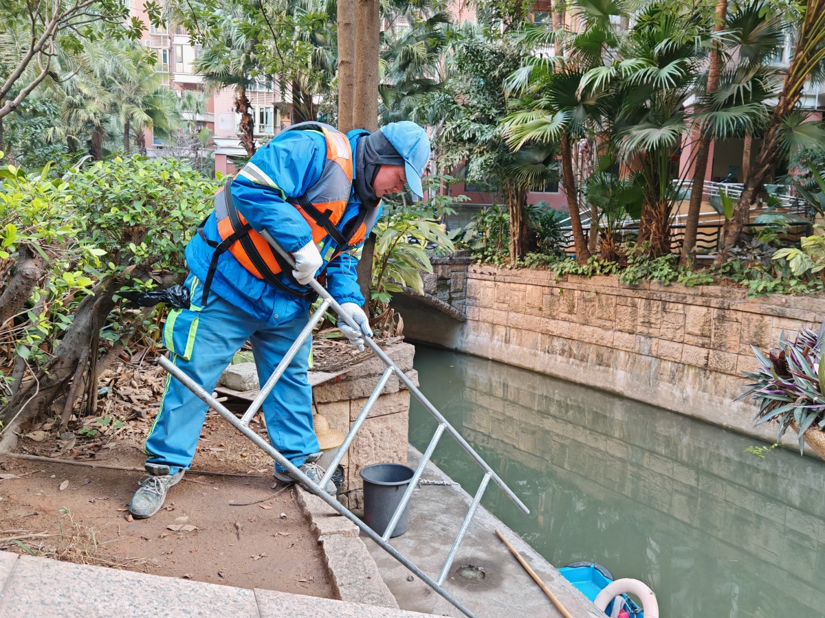 小伙行动点燃希望之光:大学生保护运河的崭新篇章