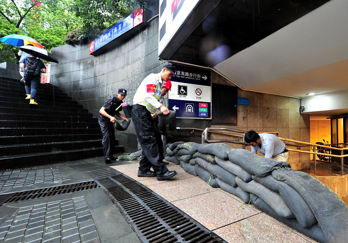 2019年9月6日,受台风"玲玲"影响,上海持续暴雨,南京路步行街新世界下