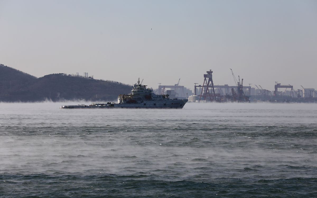 2021年1月7日,青岛迎来严寒天气,沿海一线有海浩现象,一些市民在户外