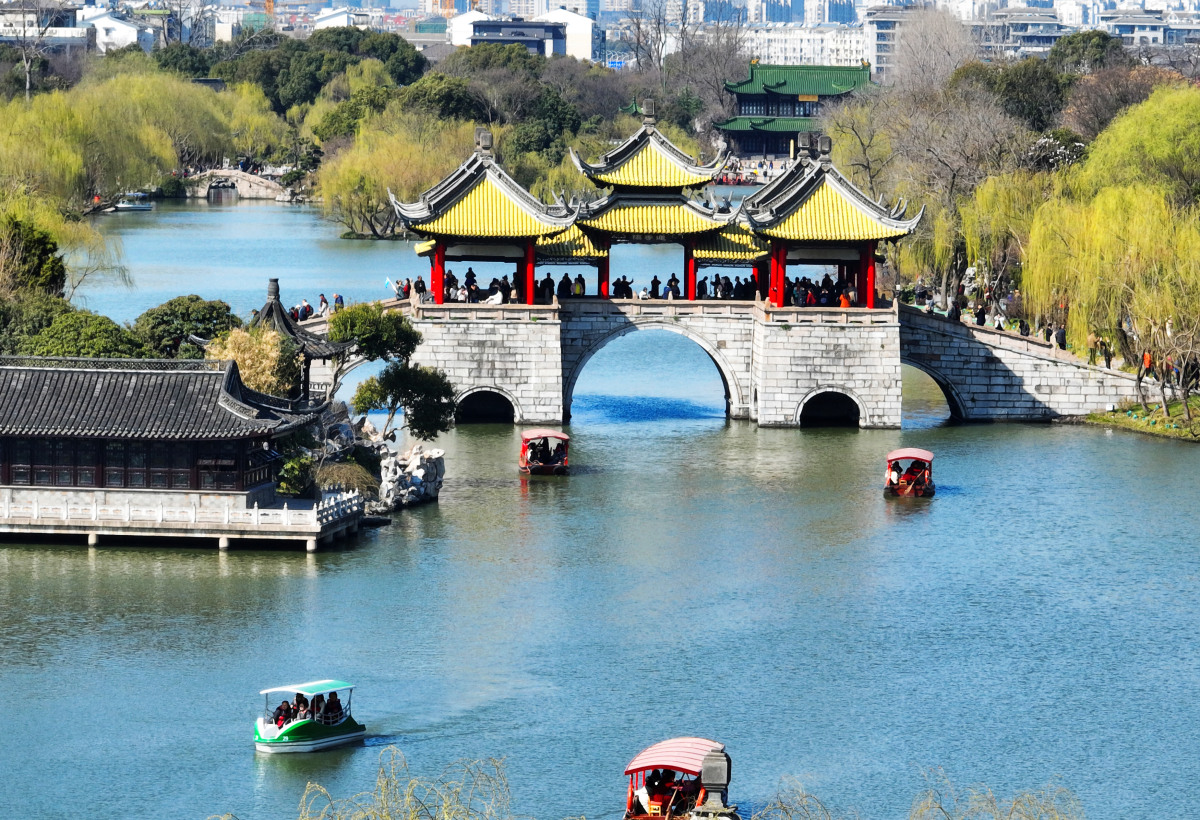 扬州的景点排名前三通常包括瘦西湖,个园和大明寺