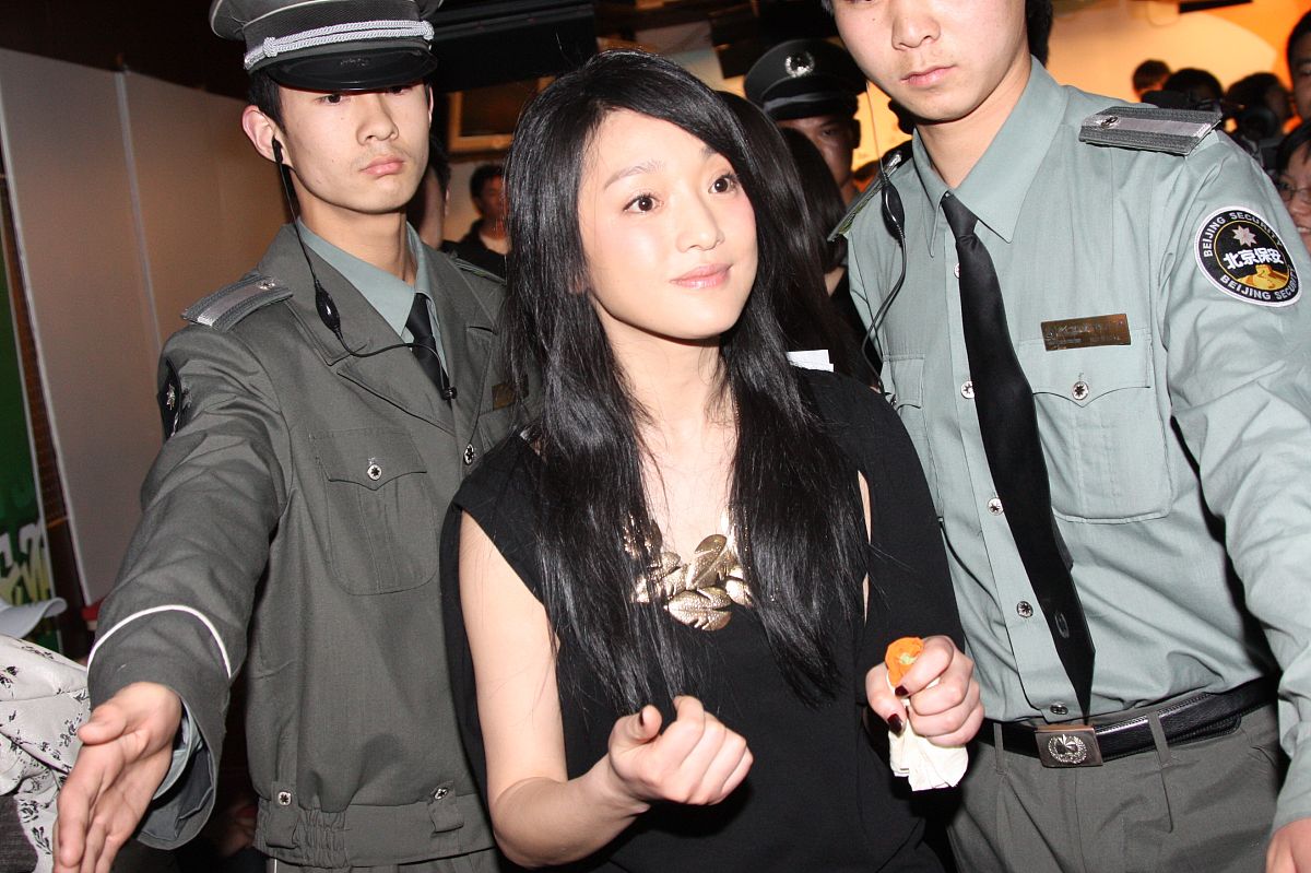 2009年4月24日,北京,周迅出席环保官网落户搜狐活动.+++_+++周迅,受伤
