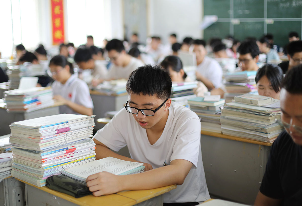 2020年7月4日,湖南永州,道县第一中学,高三学生在教室里自习.