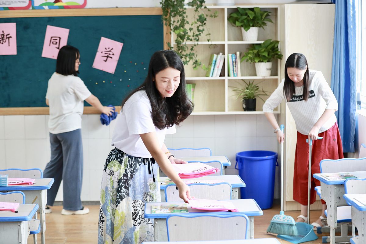 3、对于学校班级生活等可突出描述自己在班级中扮演的角色协助班级完成学校、学院工作亦或是担任班委、干部、干事等等组织参加的活动自己在其中的角色或进行的工作总结其中自己的闪光点和突出性。普通班级成员对班级的贡献