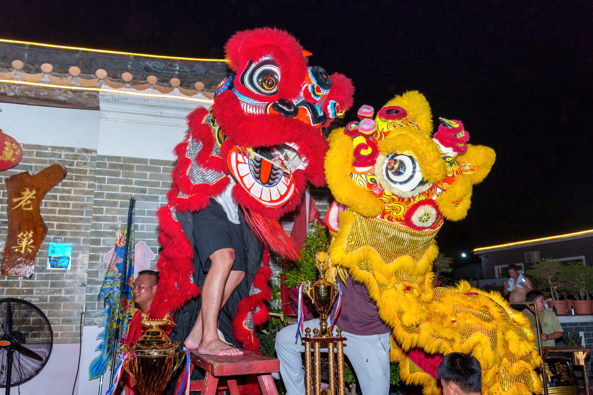 舞狮：中国传统民间表演，象征幸福与好运