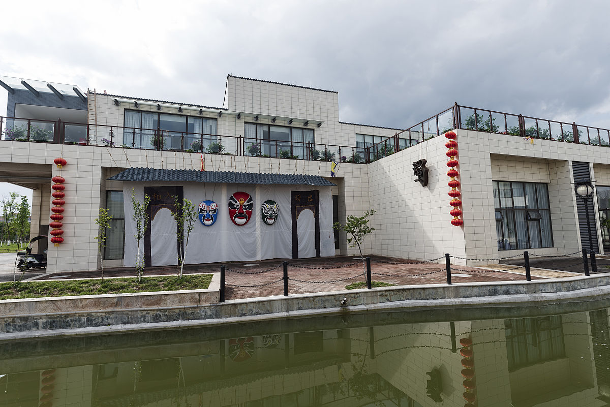 四川文化艺术学院校园环境：艺术氛围浓厚，培养全面发展人才