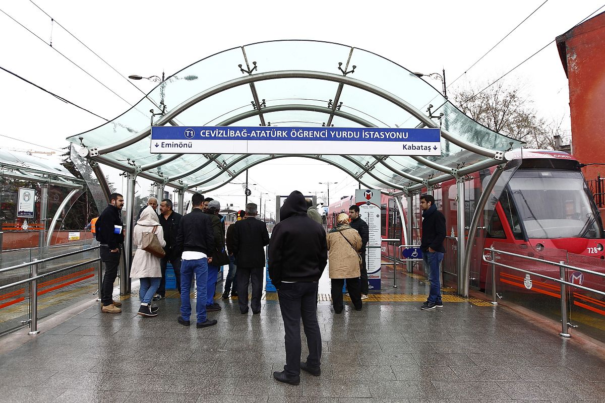 起草一篇通知各位同事的2023年5月14日设备部因新上高低压柜并柜导致的电力中断维护通知停电范围除消防泵房中控室办公楼的电梯及照明、插座以外的所有车间及公共电力。