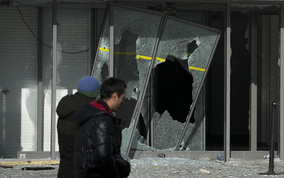 改写下面的文段形成全新的描述：上述指标税务风险分值在15个指标层指标集合汇总占比较高风险等级的量化风险分值较高存在较大税务风险