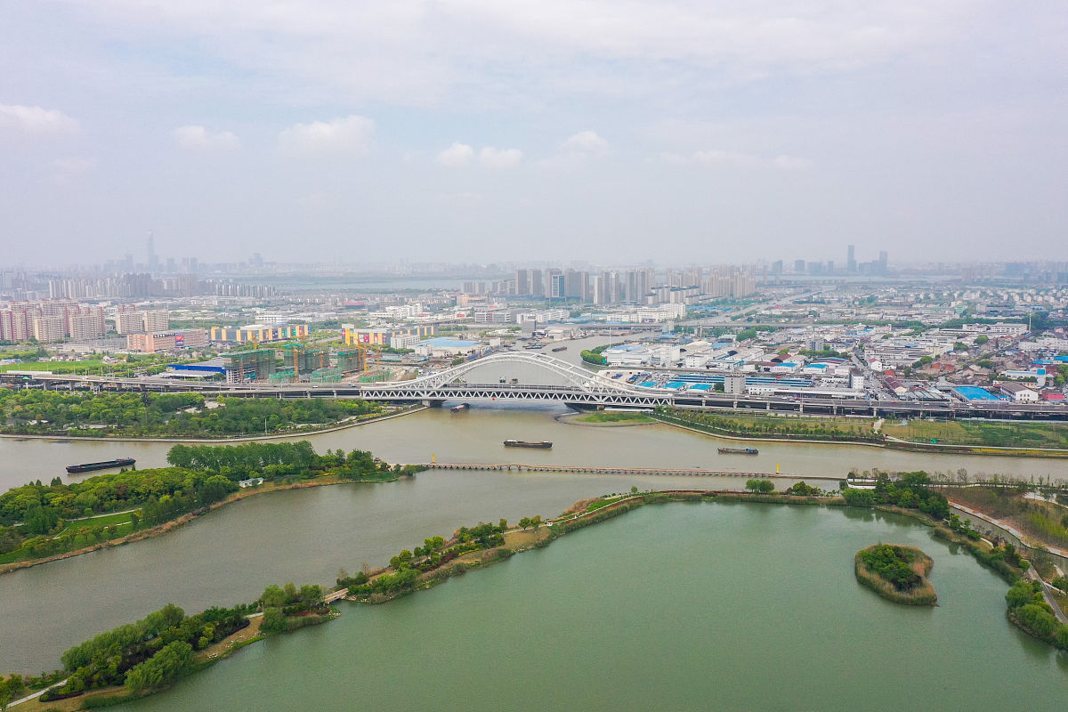 2021年4月21日,江苏苏州,无人机航拍京杭大运河宝带桥段,景观美如画.