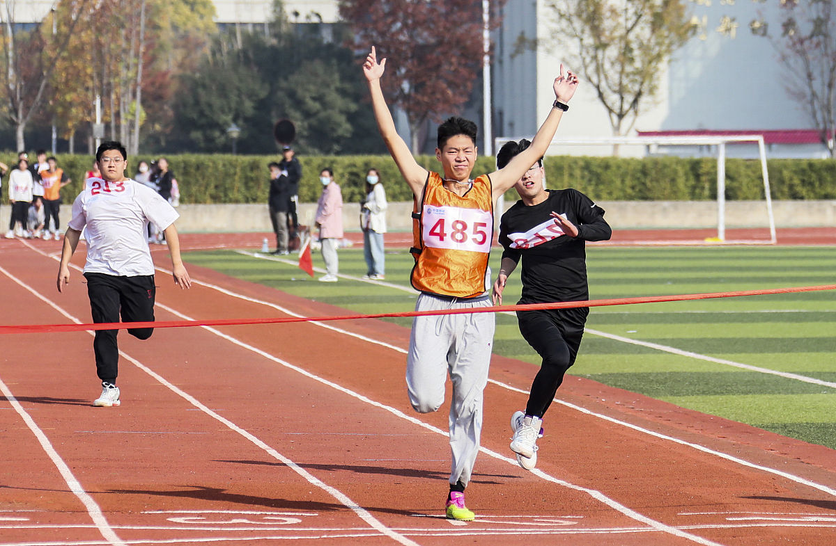 运动会致一百米运动员的一封信100字要求包含计科二班、毅力、坚毅、突破极限、挑战自我等词语