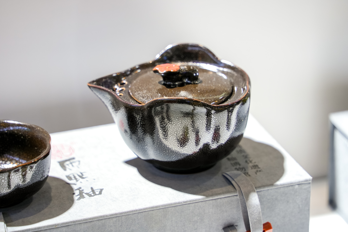 柴烧陶瓷罐和锡器存茶