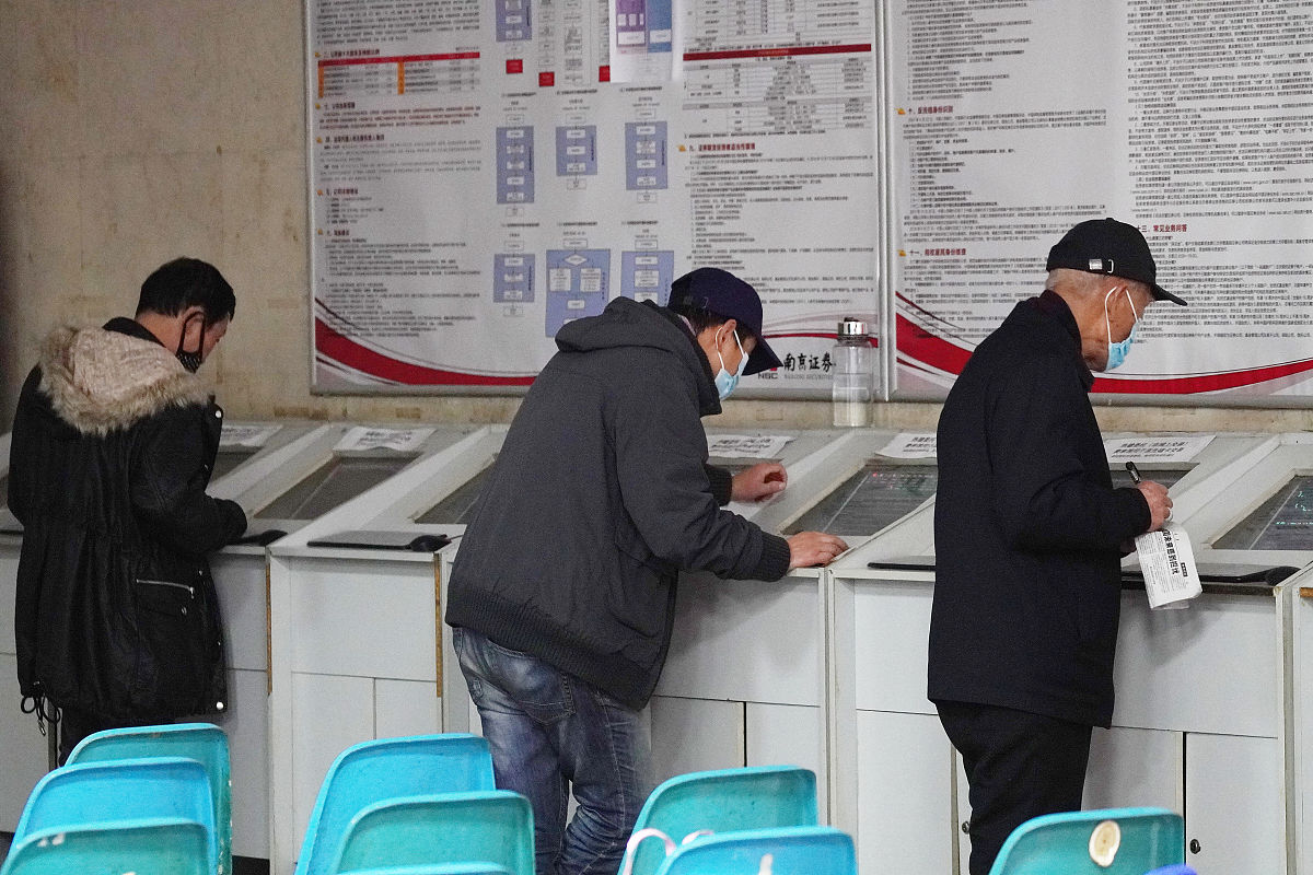 机场地面服务安质部旺季工作总结：人员、服务、安全、协调与应急