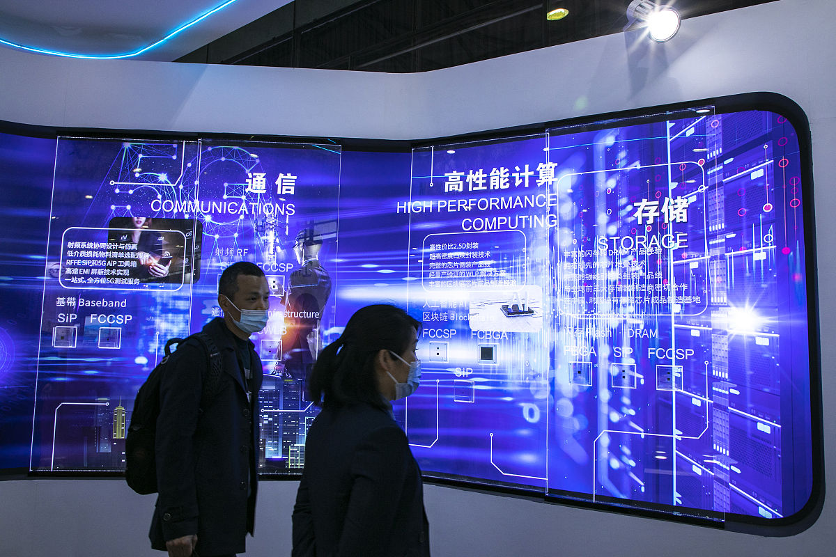 帮我给下面文章加一些语气词语气自然一些不要太多同学们大家好我是今天我微党课的主题是《续前任创新之志扬我辈青春之帆》。回顾2022年党的二十大在北京召开习近平总书记曾强调：必须坚持科技是第一生产力、人才是第一资源、创新是第一动力。在中华民族的征程上无数共产党员为我国的科技事业奉献终身当代青年需树立舍我其谁的勇气和信心接过先辈们的接力棒敢于创新在继往开来中谱写新的篇章。笃学力行守正创新这句话相信大家都