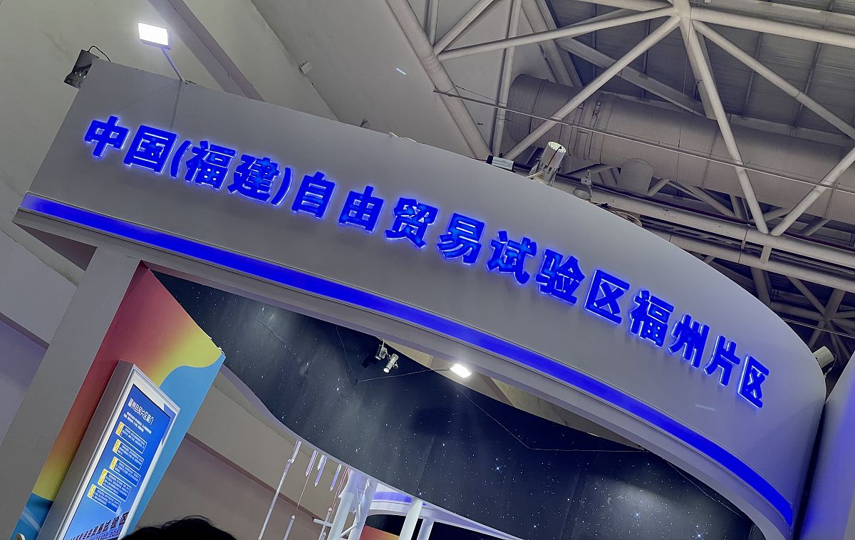 你是电子商务专业的大学生你自己刚学完《电子商务技术》这一门专业课总结这一门专业课的主要知识内容并从对自己知识结构、技能以及素养能力的提升方面分析学习收获写成一段话格式不少于500字。