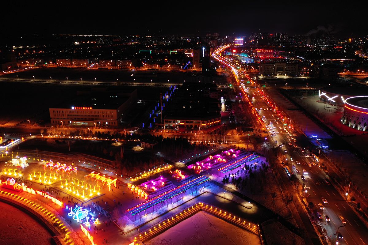 2021年2月26日,是元宵佳节,当晚,新疆博乐市主要街道上彩灯绽放,绚丽