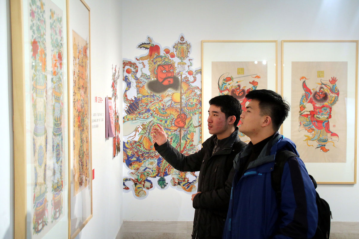 2019年1月15日,观众在江苏苏州美术馆古版年画特展上参观.