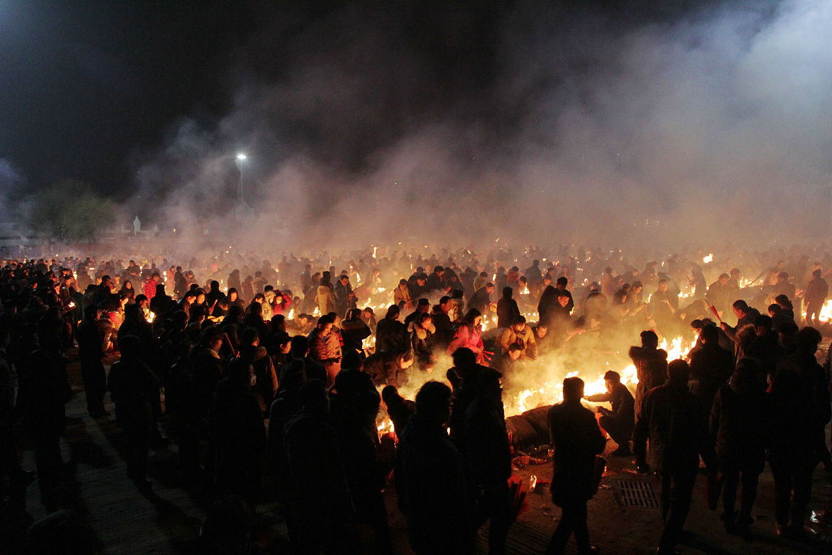婆罗摩火山神山祭典：祈求火山安宁与丰收的日本传统庆典