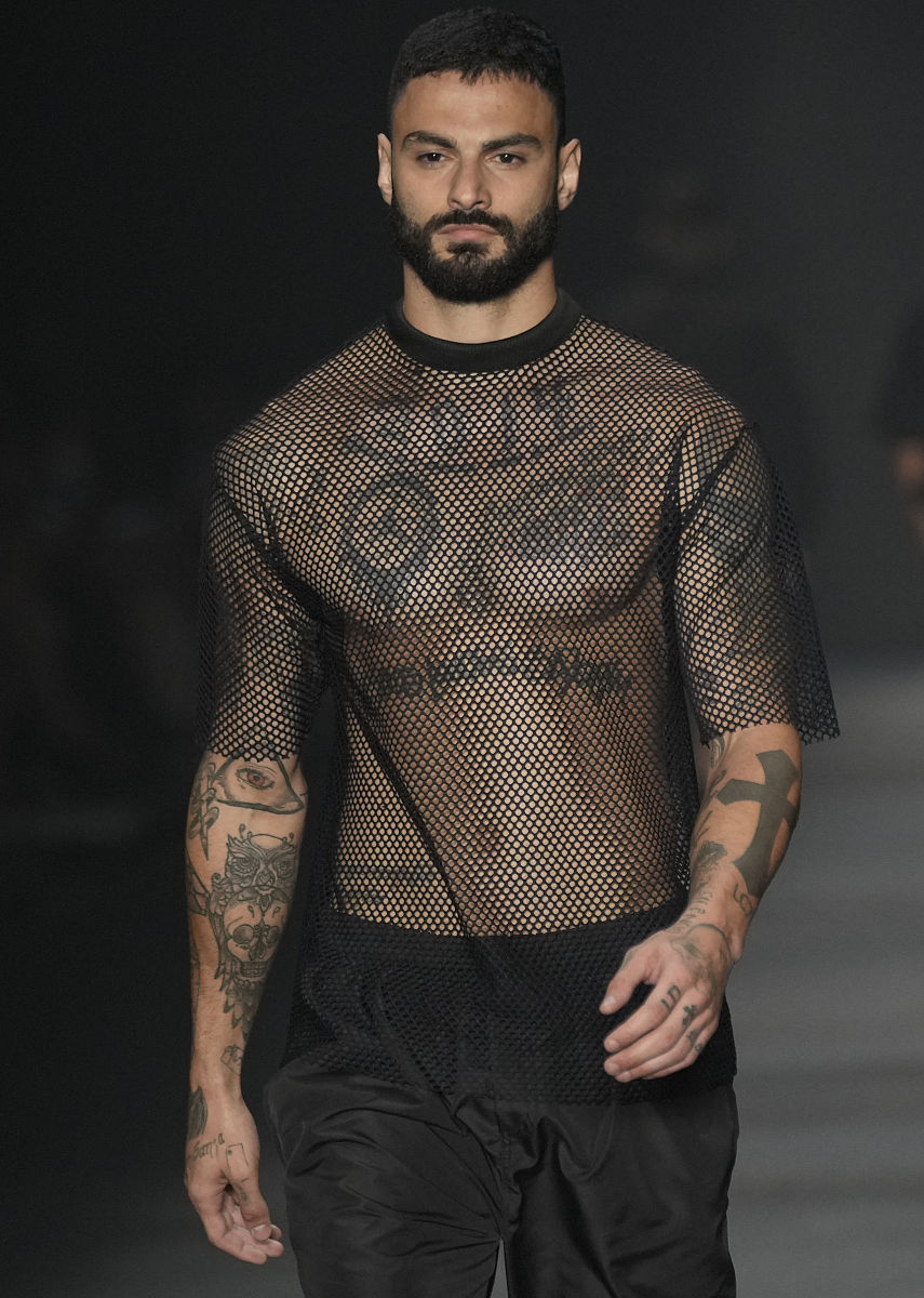 当地时间2021年11月18日,巴西圣保罗,torinno 品牌秀场.a model wears