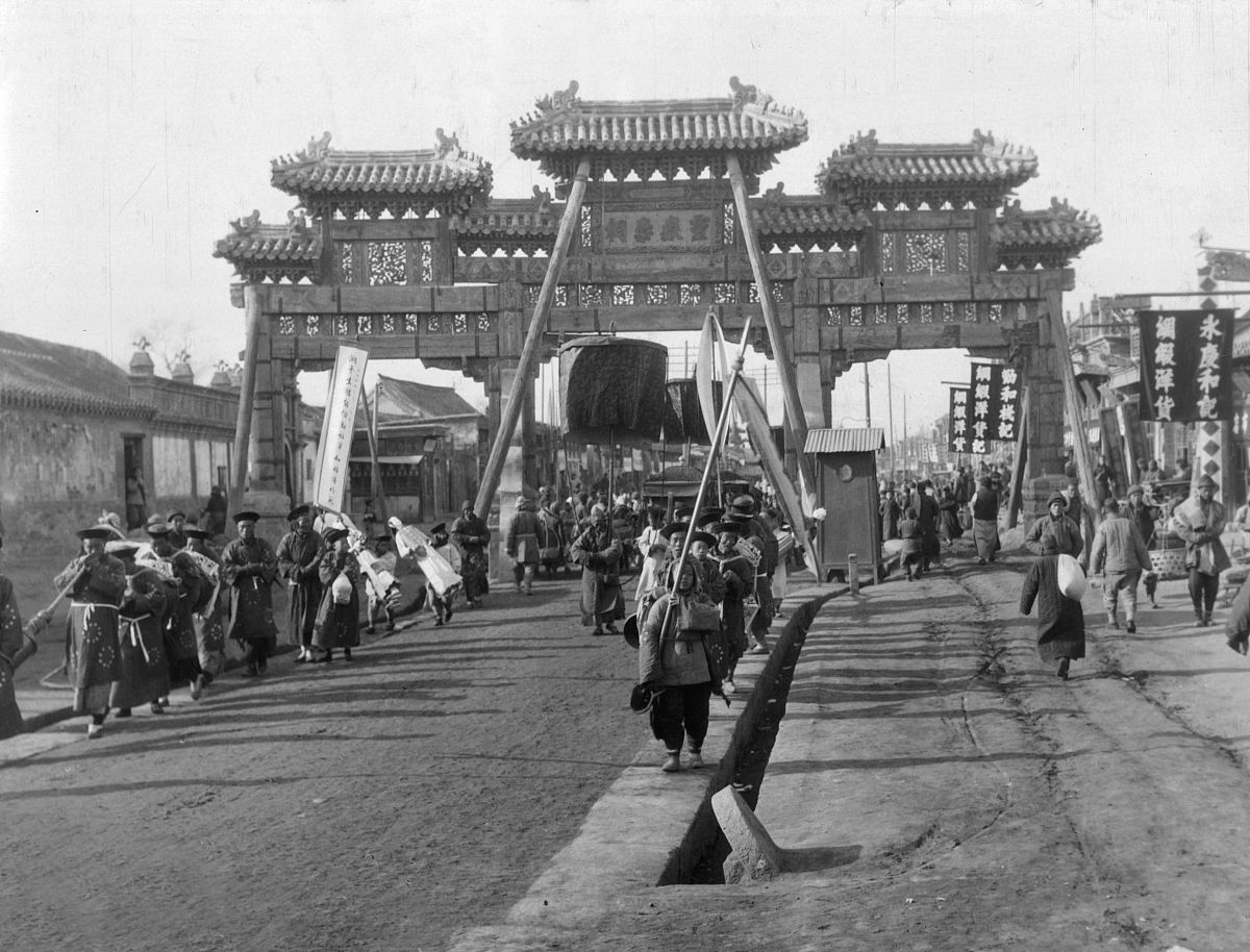 1920年代,北京,游行的队伍.a street scene taken during a parade in