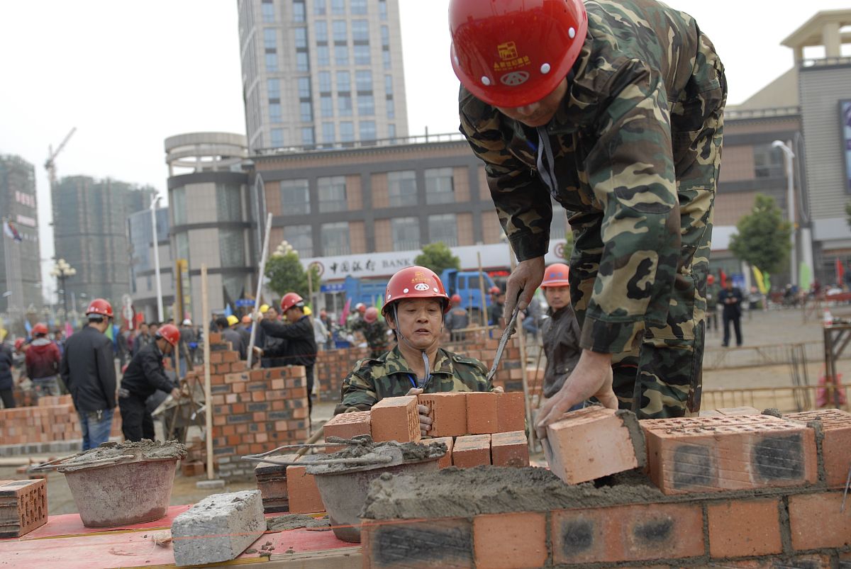 2012年10月30日上午,安徽省郎溪县,首届建筑技能大赛,砌筑工正在进行
