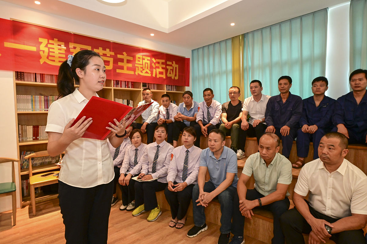 我叫顾琼蓉单位同事都叫我小顾是街道财政办的一名年轻干部2019年大学毕业后便进入街道财办工作的我一开始做事总是畏手畏脚一直放不开生怕一不小心算错了账目每天都很焦虑不安工作的效率也不高。感谢组织搭建了导师帮带的平台让我拥有了工作上的良师和生活中的朋友——王国庆主任。我的师傅王国庆主任是我们办公室的老主任也是业务上的老前辈。我一进街道就是在王主任的手下学习和工作他经常和我说小顾我们财办的工作一定要胆大