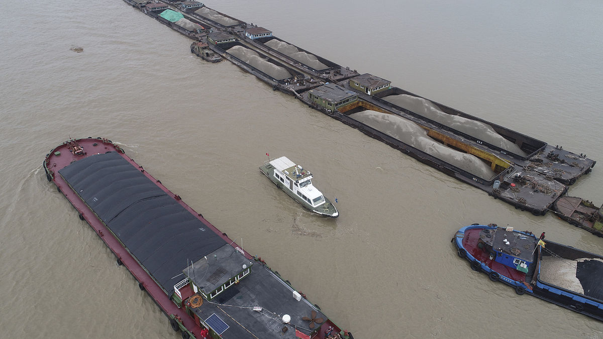 帮我写个泸定县综合行政执法局关于泸石高速jt6项目水上船舶运输存在问题隐患限期整改通知书