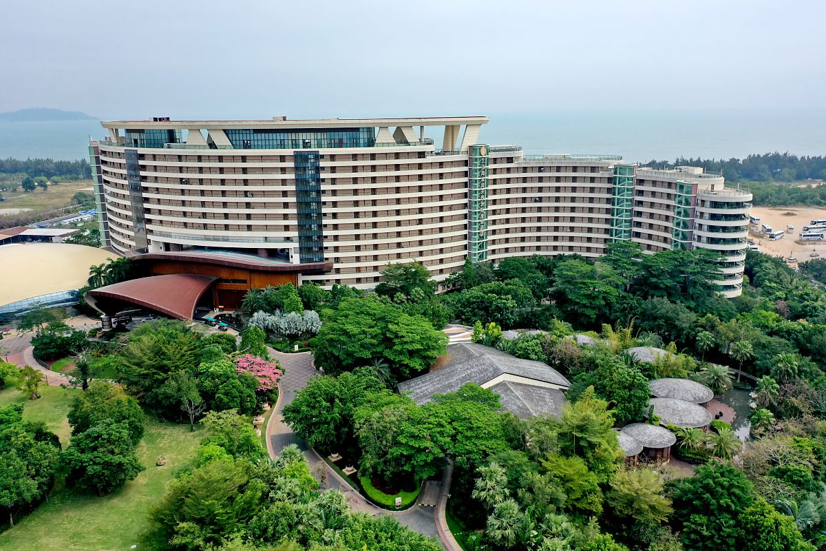 把三亚改成海口本文主要选取三亚海棠湾的高星级酒店为研究对象主要对三亚海棠湾民生威斯汀度假酒店、三亚亚特兰蒂斯酒店、三亚香格里拉酒店、三亚海棠湾天房洲际酒店、三亚海棠湾君悦酒店这五家酒店的携程上的差评进行抓取运用了后裔软件进行网络差评的抓取三亚高星级酒店的差评选择是以 2020 年 1 月 1 日-2022 年 1 月 1 日为选区的范围。然后运用 ROST 文本分析软件对酒店的网络差评进行高频词及