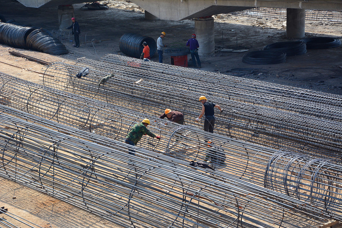浅谈桥梁伸缩缝的施工方法论文大纲一、引言1 研究背景和意义2 文章的目的和内容二、桥梁伸缩缝的基本概念1 桥梁伸缩缝的定义2 桥梁伸缩缝的种类3 桥梁伸缩缝的作用三、桥梁伸缩缝施工前的准备工作1 前期准备2 材料准备3 设备准备4 人员安排四、桥梁伸缩缝施工流程1 拆除旧伸缩缝2 清理伸缩缝位置3 确定伸缩缝的尺寸和型号4 安装伸缩缝五、桥梁伸缩缝施工中的技术要点1 伸缩缝材料的选择2 伸缩缝的出