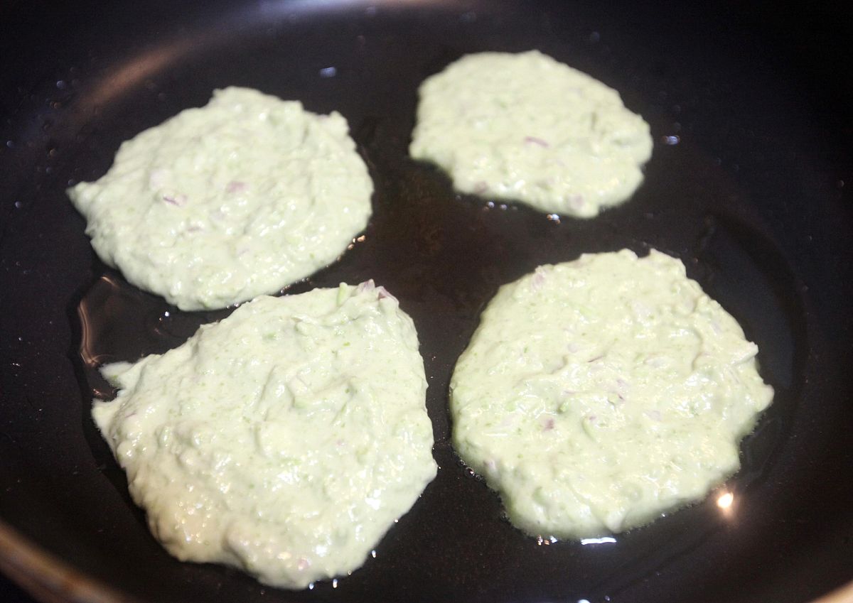 【豌豆糍粑】的制作过程 煎锅刷一层油,用勺子将面糊下入锅中,摊成小
