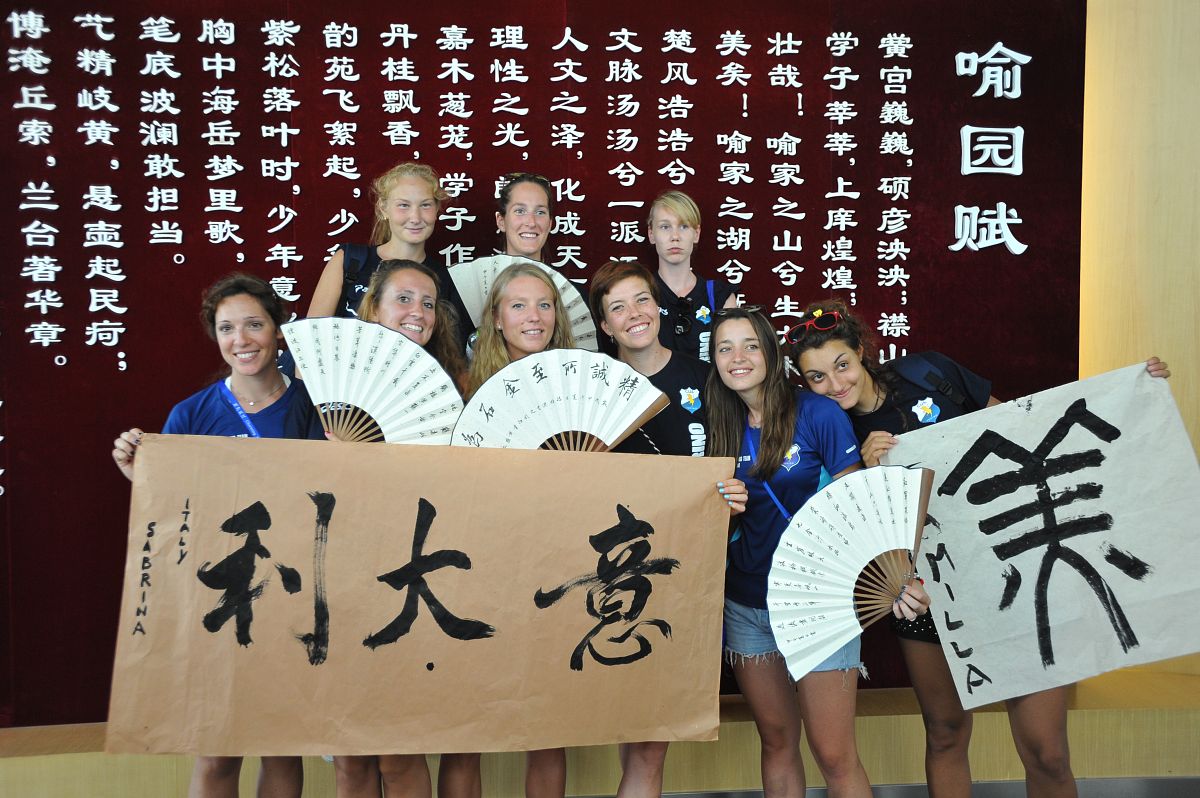 2014年7月22日,武汉,国际名校学生学书法.