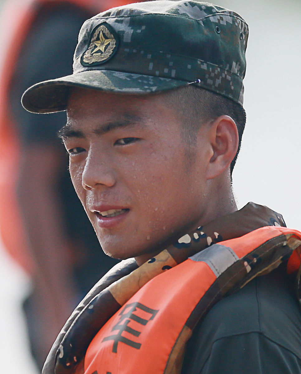 陆军军编制设计：4个师，3个旅，多兵种混编示例