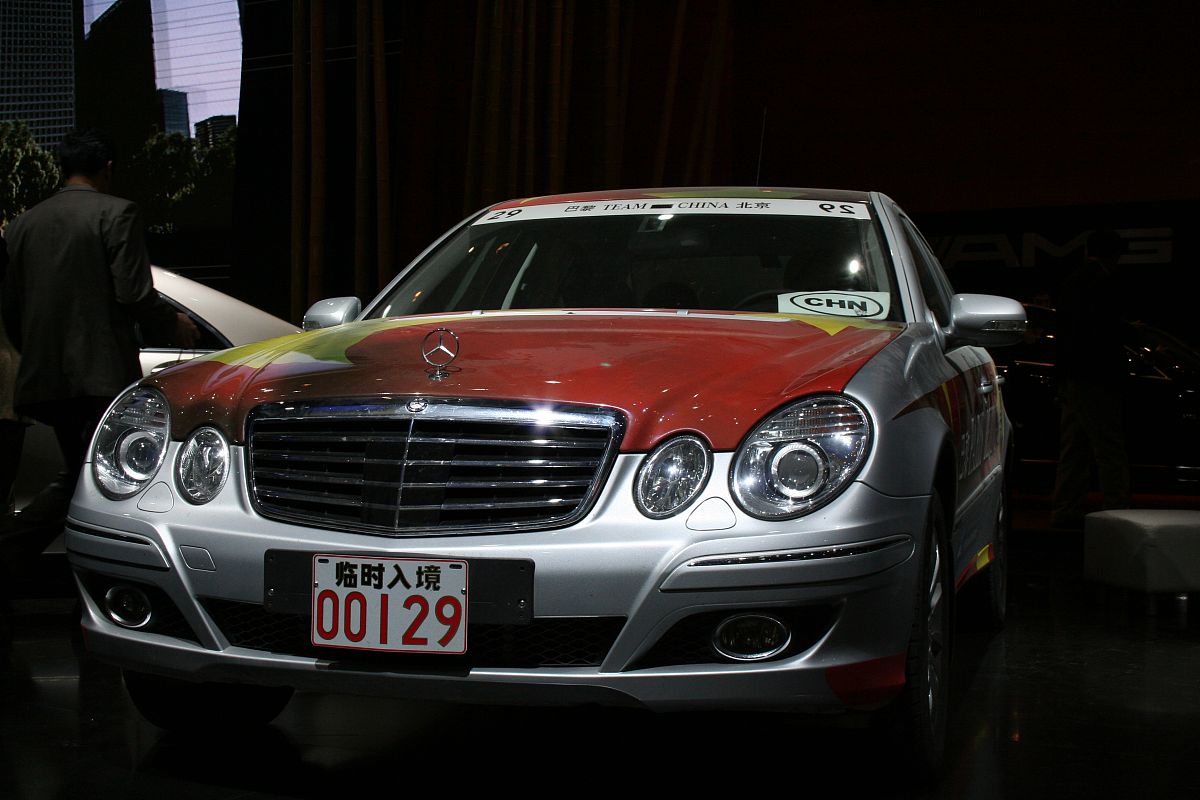 2006年11月18日,2006北京国际车展媒体开放日,一辆临时入境的奔驰,车