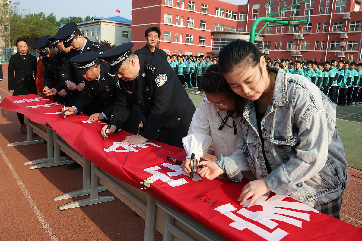 社区民警如何深入学习延安精神，提升工作能力？