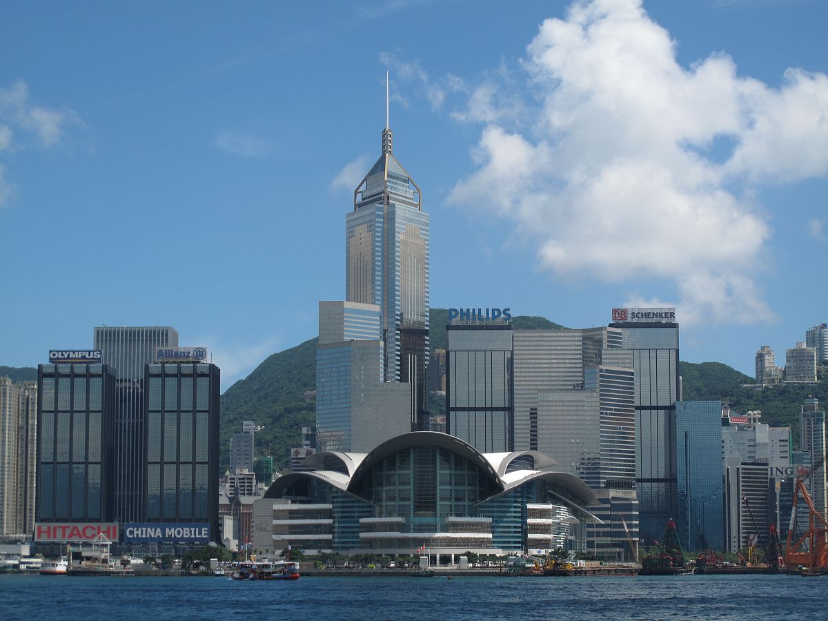 2011年6月9日,中国香港.蓝天白云下的维多利亚港景致.