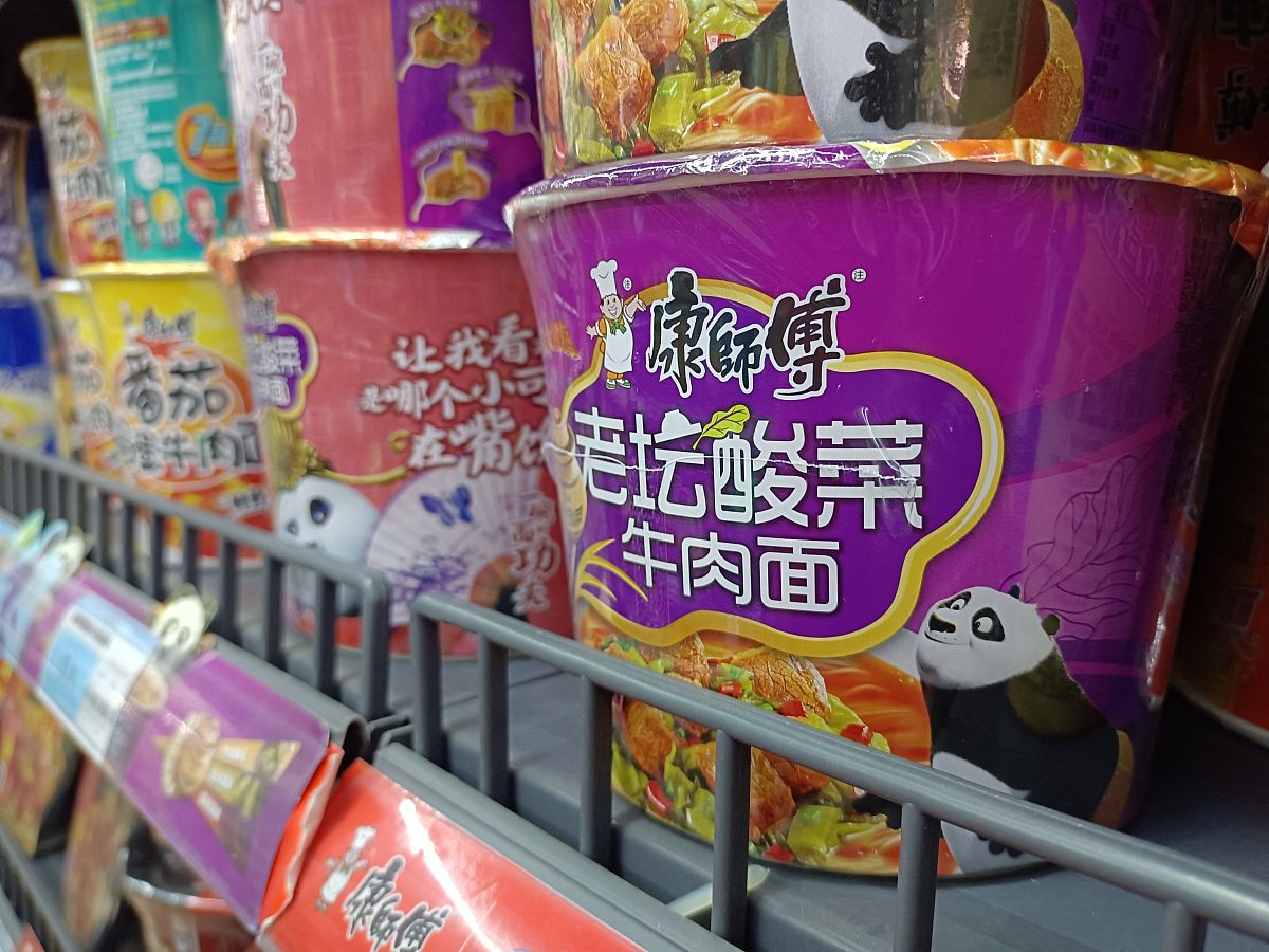 康师傅：中国食品巨头，方便面领先品牌