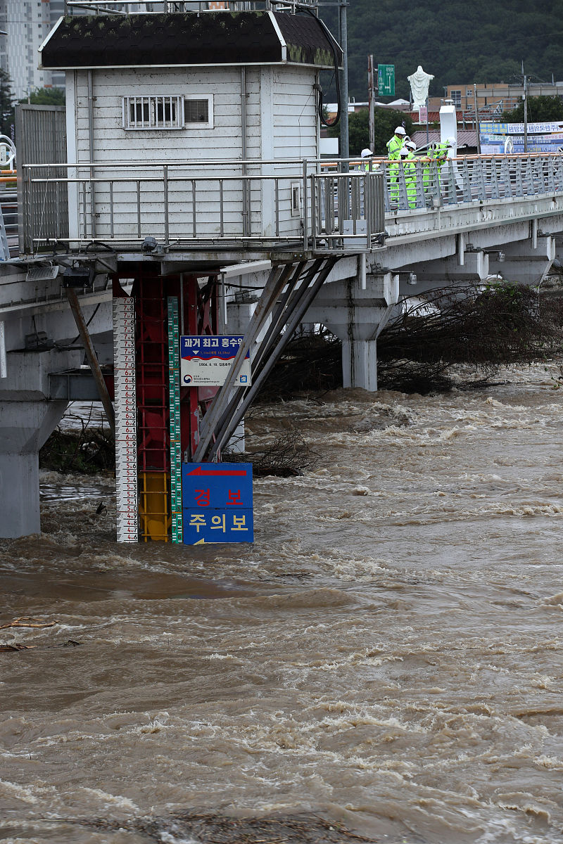 翻译成中文。The weather service issued a typhoon warning for the island for Wednesday and flash flood and coastal flood warnings until Thursday morning In anticipation of high storm surge and potentially ca