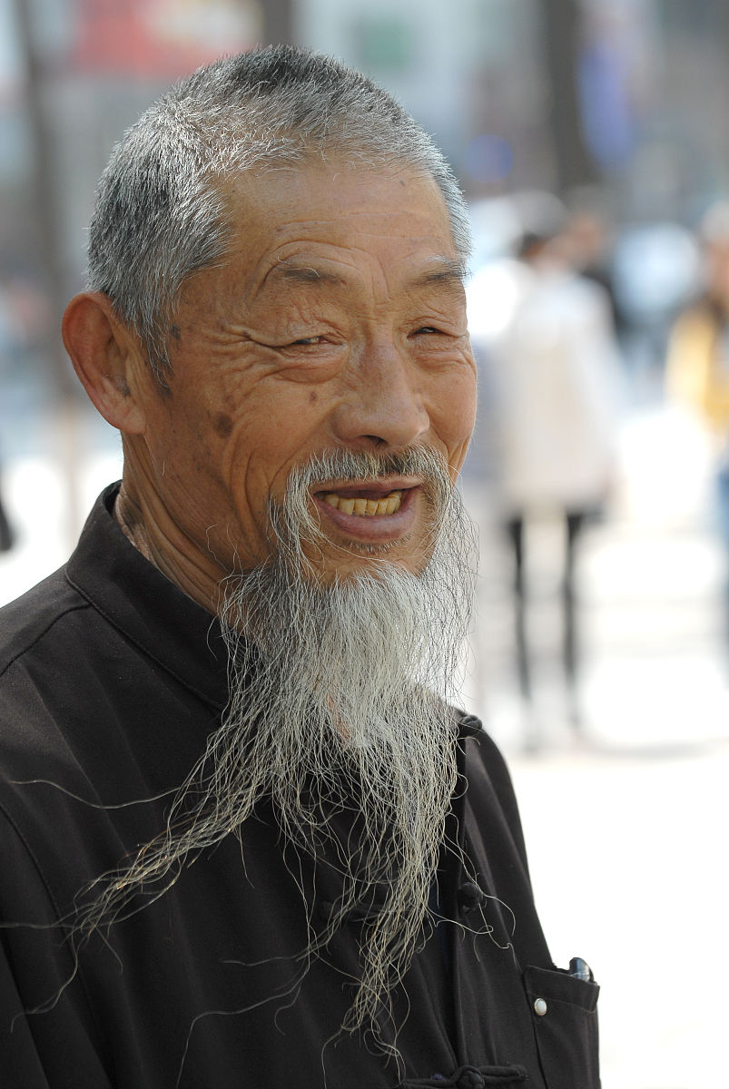 写一段老人的道骨仙风的神态