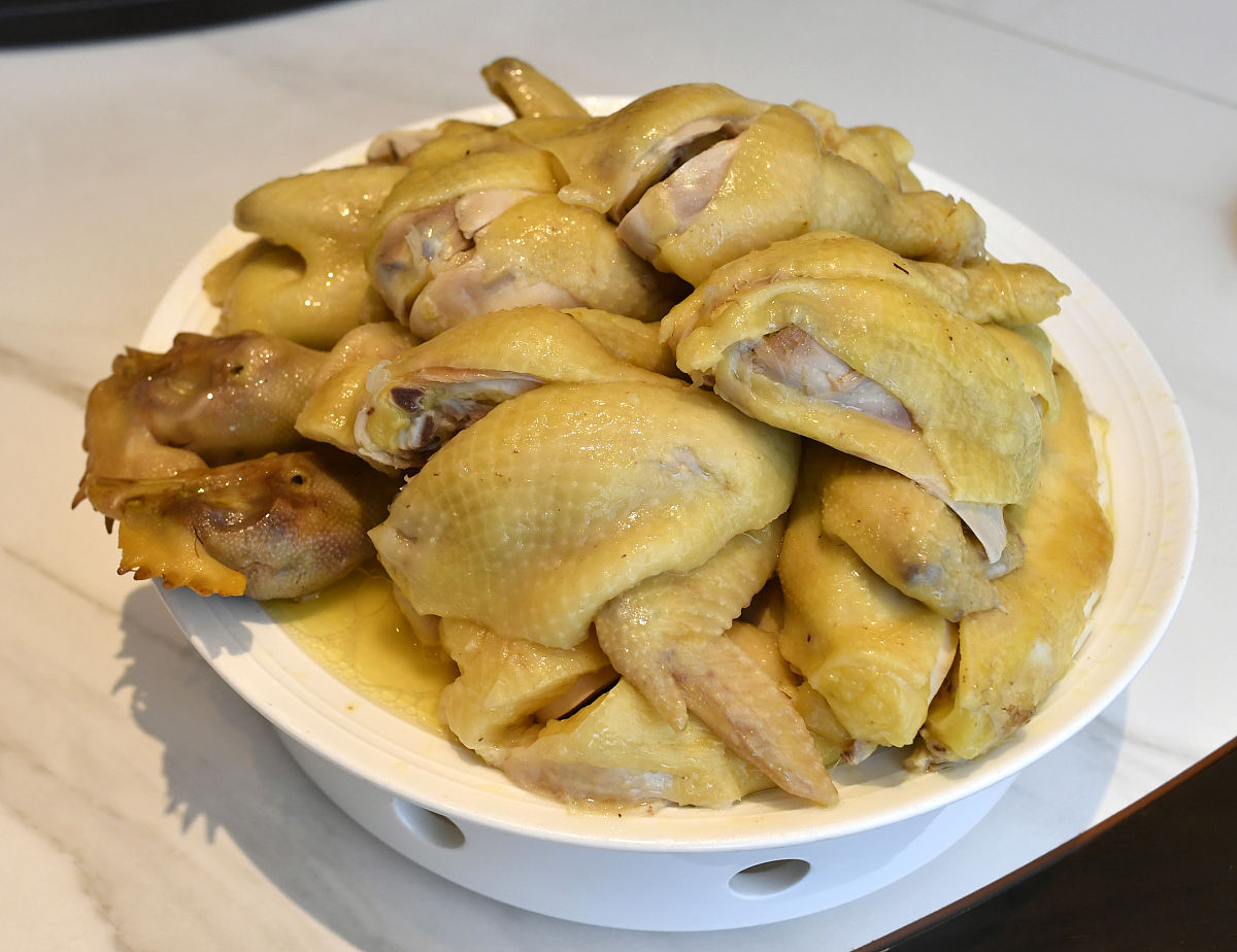 请根据下面的文案写一份相似的模板 描述更有画面感和诱惑力文字数量大致相同以后家里来客你就像我这样做一道盐焗鸡皮脆肉嫩跟外面买的一样好吃六个鸡腿我怕吃不完所以准备了三个先用101度开水烫一下这样吃起来皮更紧致好吃的关键就是放一包这个盐焗粉吃过很多家还是觉得他家的味道更好再来一勺花生油涂抹均匀腌制18分钟我每天都在用心的教做菜能不能给个小红心鼓励一下下次想吃不会做还能找到我非常的感谢然后土豆切片盘底铺