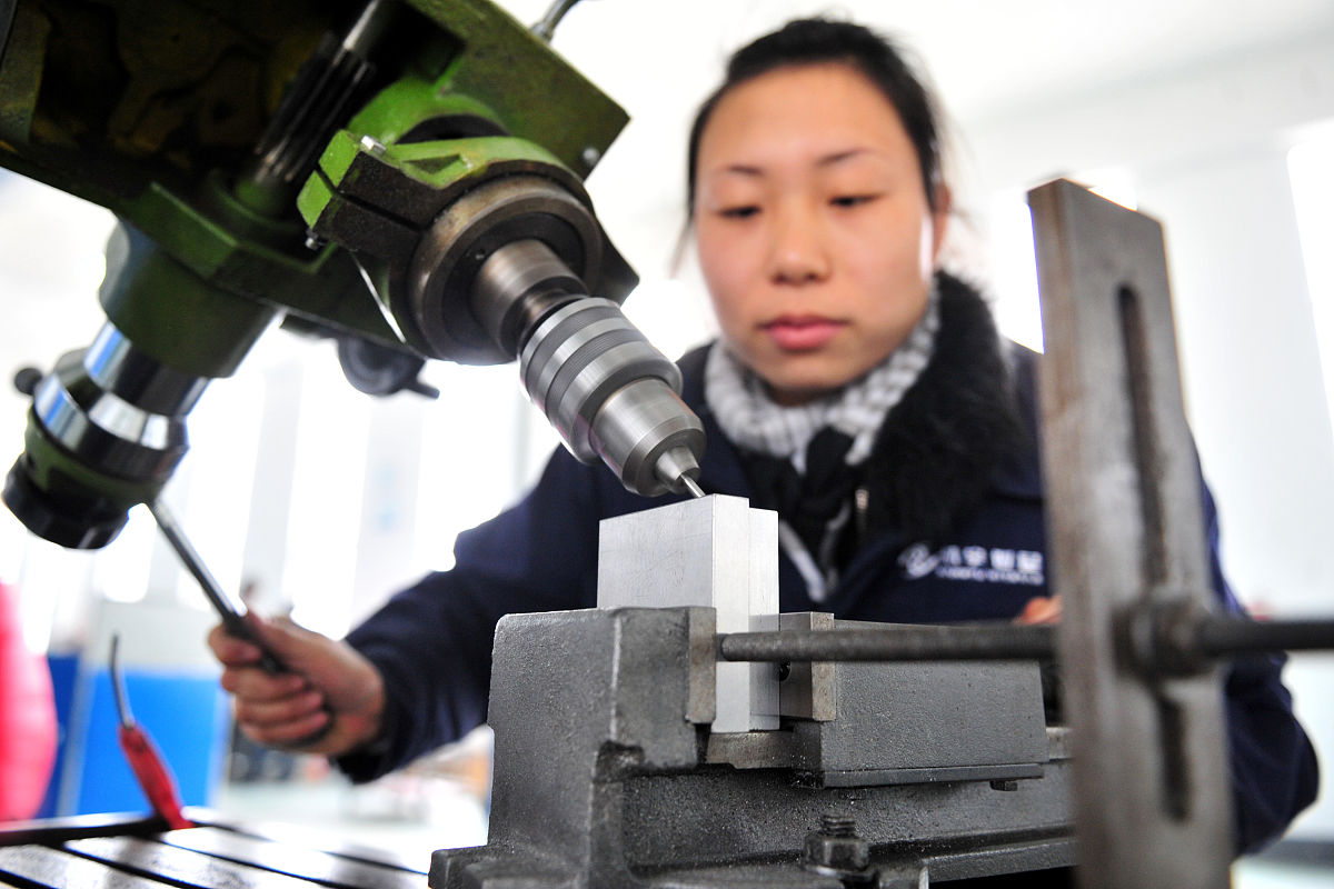 1一般电液比例阀与伺服阀相比虽然在【】、【】要求以及能耗方面更接近传统开关型控制阀且中位有【】但具有能进行【】、具有能满足70工业用户要求的【】因此得到日益广泛的应用。新近出现的伺服比例阀最重要的几个特点是∶没有中位【】采用【】作为电机械转换器可广泛应用于各种闭环系统。