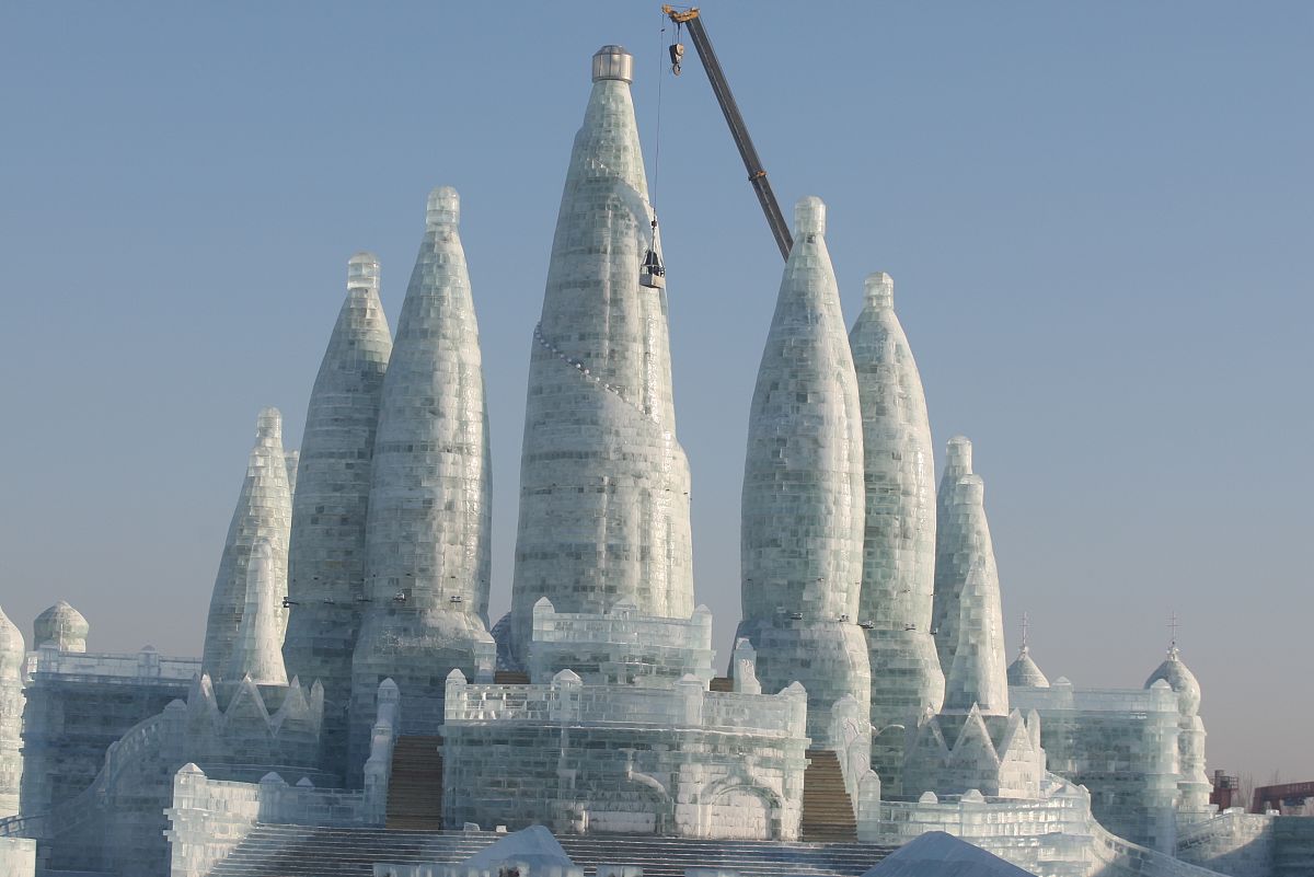 2017年12月28日,哈尔滨冰雪大世界,有的冰建筑像白玉堆砌的宫殿,另一