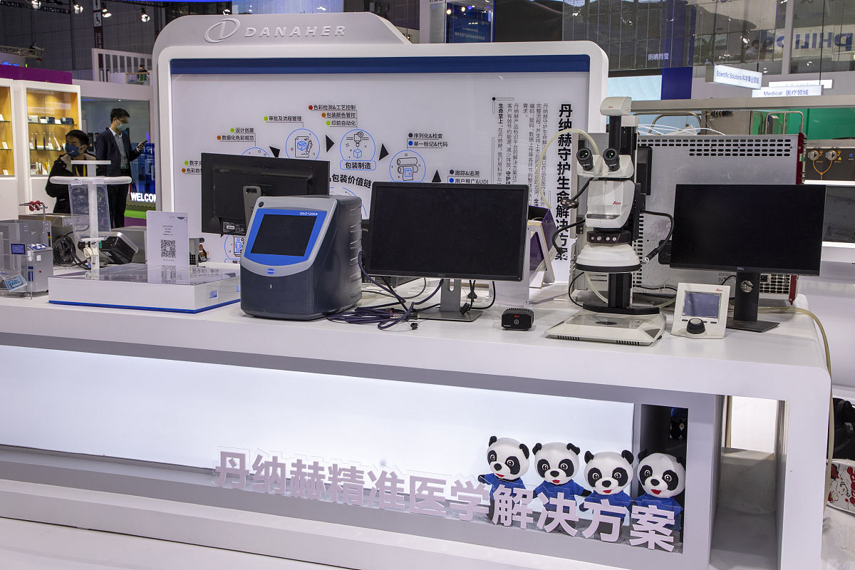 帮我把以下文字整理成演讲稿VisionPK聚焦于高复杂场景下的视觉检测拥有独有的核心算法和流程可编辑的平台技术配备全系列算法模块和分布式流程结构以高性能的检测能力满足多拍摄状态、多相机多工位联动、高兼容性的复杂检测需求。VisionOK聚焦通用型的视觉任务配备常用定位测量、字符读取等标准化算法模块兼顾易用性和高性价比轻松做到开箱即用出色地满足普通任务场景下的检测需求。