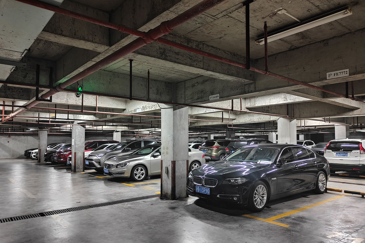 写一篇不少于500词的金属汽车车库有哪些用途的文章