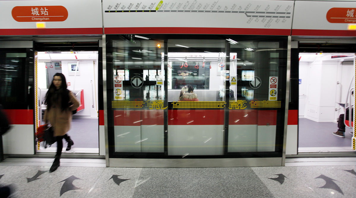 杭州地铁十号线到市医院转几号线帮我用200字详细描述