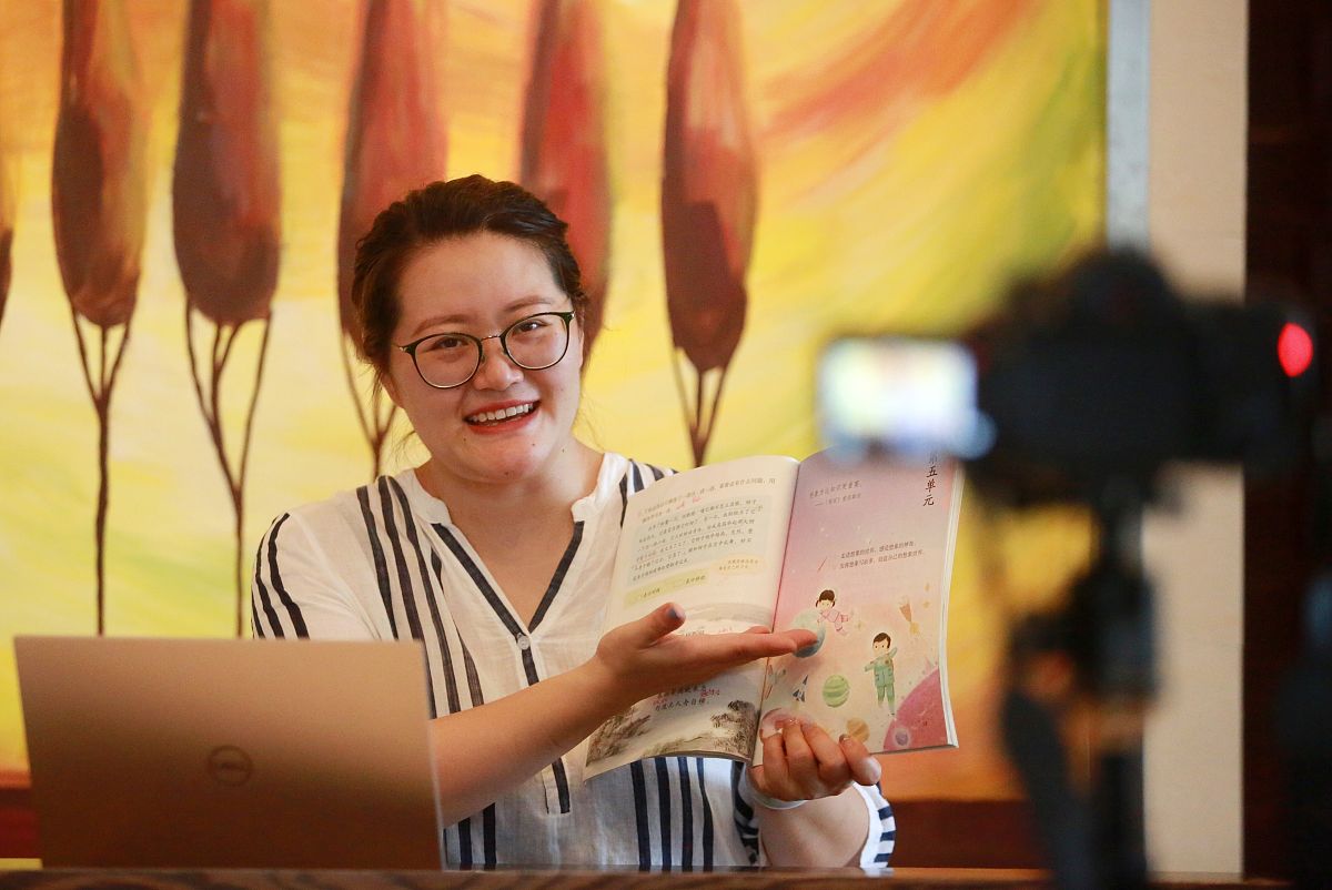 帮一名学校去世的老教授的妻子收拾屋子妻子也是老教授和她聊天谈谈两辈人的想法老教授送一些珍贵的书籍给学院。关于这个事写一篇新闻稿