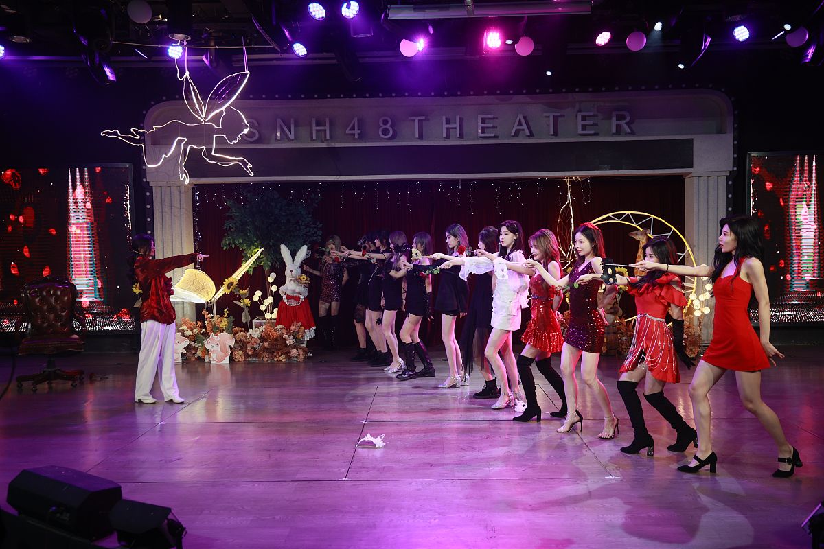 写一首表达梦想情绪的中文摇滚歌曲歌曲表达的主题为团结歌词结构为verse1、verse2、Pre-Chorus1、chorus1、chorus2、verse3、verse4、chorus3、Bridge1、chorus4并确保chorus1、chorus2、chorus3、chorus4、verse5、Pre-Chorus2、chorus5、Bridge2、歌词不重复每段歌词结尾使用中文anwan