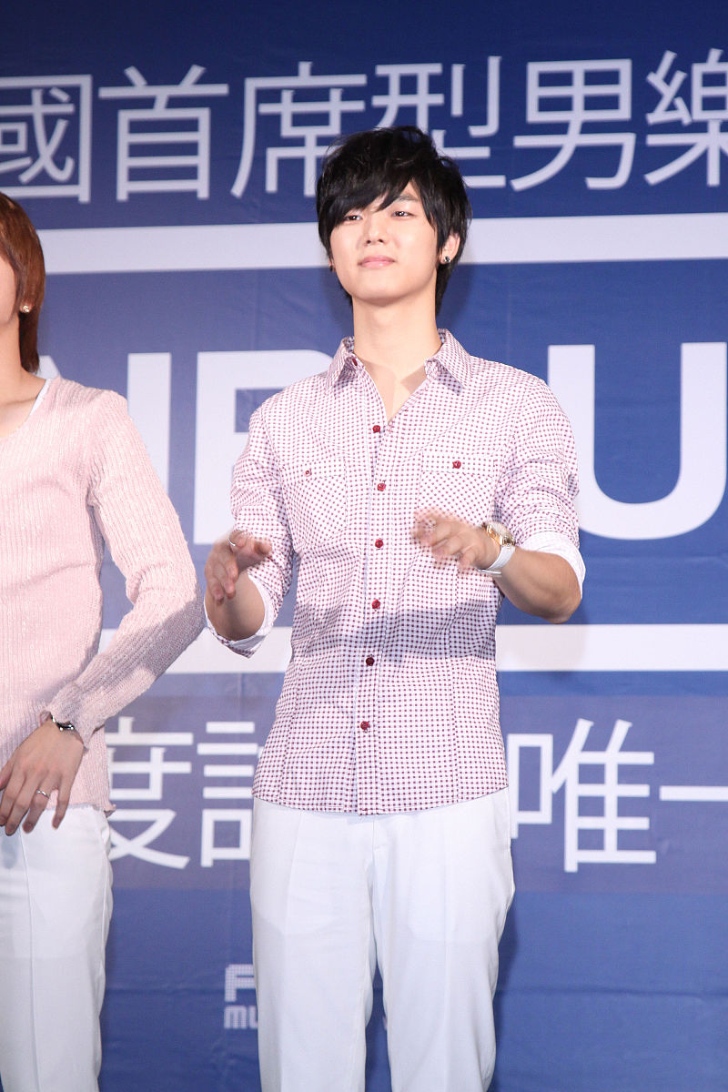 2010年9月24日,台北,韩国首席男生团体cnblue举行签名会.+++_+++cnblu