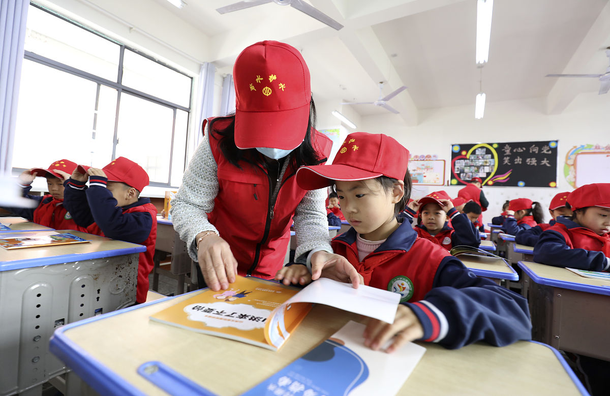小学志愿者活动：为孩子们提供学习支持和快乐成长